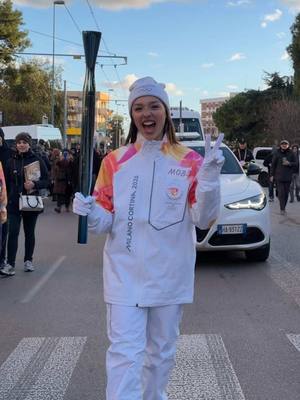 FIAMMA OLIMPICA SEXY MAGICA 💜 @.sarahtoscano. che porta la Fiamma è una DIVA 💫 #MilanoCortina2026 #TorchRelay2026 #Olympics #Olimpiadi #FiammaOlimpica 