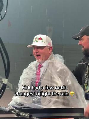 He was getting poured on 🌧️ #collegegameday #cfb #cfp #rosebowl 