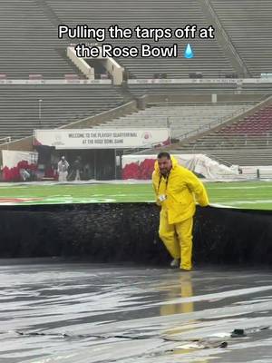 Whole crew working hard to get the field ready 💪☔️ #CollegeGameDay #cfb #cfp #CollegeFootball 