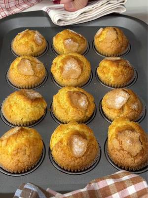 El año empieza mejor cuando huele a repostería casera recién horneada. Hoy junto con mi amiga @annarecetasfaciles @Anna Teres he vuelto a hacer las magdalenas de mi abuela. Receta sencilla, sin prisas… de esas que cada bocado te trae bonitos recuerdos.🥰 INGREDIENTES para 12 magdalenas: 3 Huevos L 150 gr azúcar 55 ml leche 170 ml aceite de girasol 200 gr harina 6 gr levadura química en polvo Ralladura de un limón una pizca de sal Azúcar para espolvorear   ELABORACIÓN: 1. Pon los huevos en el bol junto con el azúcar y bate hasta que espumen. Añade la leche, el aceite y la ralladura de limón y bate hasta integrar. Incorpora la harina junto con la levadura química a través de un tamiz o colador y una pizca de sal. Bate de nuevo hasta que no haya grumos. Tapa con film y guarda en la nevera por lo menos una hora. 2. Retira el film y dale unas vueltas a la masa con una cuchara. Rellena las cápsulas de magdalena hasta 2/3 partes de su capacidad y pon un poco de azúcar por encima. 3. Hornea en horno precalentado con calor arriba y abajo durante 8 minutos a 220º C – 428º F y, pasado ese tiempo, baja la temperatura a 200º C - 392º F y sigue horneando durante 8 minutos más o hasta que estén doradas. Deja enfriar sobre una rejilla.
