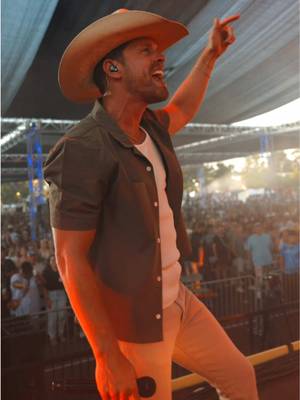 Let’s keep it rollin’ in 2026 🤘 #dustinlynch #countrymusic #happynewyear 