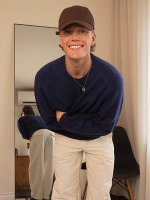 Because one good piece is all you need. Same knit, three colors: simple, timeless, elevated and always from UNIQLO.  Parce qu’un seul bon morceau suffit. Même tricot, trois couleurs : simple, intemporel, raffiné et toujours signé UNIQLO. #UNIQLOCanada #UNIQLO_Ambassador #lifewear  @UNIQLO Canada 