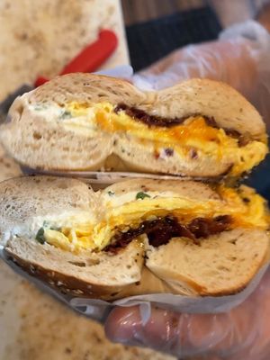 The BEE STING 🐝 with a proper shmear of scallion #nj #bagels #breakfastsandwich #bangin 