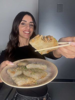 Versión fácil de dumplings asiáticos 🥟 Los puedes rellenar con lo que más te guste. Yo hoy los he hecho de carne y verduras y has sido un espectáculo 😍 🗒️ INGREDIENTES: -Obleas de arroz -Cebolla -Zanahoria -Champiñones  -Carne picada -Sal, pimienta, salsa de soja y salsa picante 👩🏽‍🍳Te dejo el paso a paso en el video 🥰 #dumplings #recetasfaciles #recetascaseras #asianfoods #Foodie 