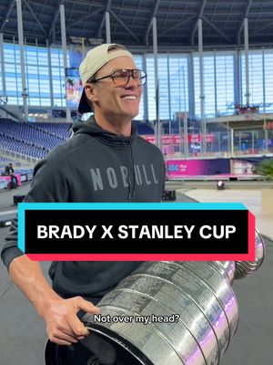 @Tom Brady knows a thing (or seven) about championship trophies 🏆 #NHL #winterclassic #tombrady 