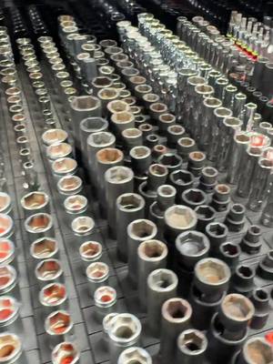 So it begins. The filling of the 68” full bank epiq from @SnaponTools. My end goal for this is a drawer of sockets. Drawer of wenches. Drawer of ratchets & extensions etc etc m. We shall see how that works out. #mechaniclife #mechanic #snapon #snapontools 