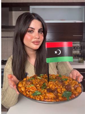 Mbakbaka : ( مبكبكة ) بتعرفوا ليش اسمها هيك؟ الجواب رح تلاقوا بالفيديو  المكونات: معكرونة قصيرة (Ditalini أو Elbow أو Small Penne): ١٨٠ غ لحم غنم أو بقر بدون عظم (مكعبات صغيرة): ٢٠٠ غ بصل أبيض مفروم ناعم: ١٢٠ غ ثوم مفروم: ١٠ غ بندورة مهروسة / مبشورة: ٢٠٠ غ معجون طماطم: ٤٠ غ ورق غار: ١ ورقة ملح حسب الرغبة  فلفل أسود: ٢ غ كمّون مطحون: ٣ غ كركم: ١.٥ غ بابريكا: ٢ غ شطة بودرة، او مجروشة حسب الرغبة قرنين فلفل اخضر حار ( اختياري ) زيت نباتي: ٣٠ مل مي سخنة أو مرق لحم: ٦٥٠–٧٠٠ مل  طريقة التحضير: بطنجرة على نار متوسطة بنحط الزيت بعديها بنشوح اللحمة ٥ دقايق لحد ما تتحمّر بعدين بنضيف البصل و بنقلبهم سوا  و بعدين الثوم  بعدين معجون الطماطم و ورق الغار و البهارات بعديها بنحط البندورة المهروسة و المي و بنتركها تغلي لحد ما تستوي اللحمة  بعدين بنحط المعكرونة مباشرة و ازا احتجنا مي زيادة بنحط و بنضل نقلب لحد ما تستوي المعكرونة تقريبا ٨ دقايق ل ١٠ ما لازم تكون لا ناشفة و لا تكون كثير سائلة لازم يكون ( قوام ثقيل )  قدموها ب صينية و زينوها ب كمون و فلفل حار و بقدونس و بالعافية 😍