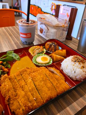 ✨ Cozy, Comforting Hidden Gem in Cypress! 🍱🐾 🐱 Tucked away in a Mason Road strip center, 𝗡𝗲𝗸𝗼 𝗕𝗲𝗻𝘁𝗼 is seriously one of the cutest little spots to warm your heart and your belly. 🍜 From 𝗷𝘂𝗺𝗯𝗼 𝗯𝗲𝗻𝘁𝗼 𝗯𝗼𝘅𝗲𝘀 to soul-soothing 𝘆𝗮𝗸𝗶 𝗮𝗻𝗱 𝗻𝗼𝗼𝗱𝗹𝗲 𝗱𝗶𝘀𝗵𝗲𝘀, this two-year-old Japanese café feels like a hug in food form. The menu features: 🍛 Bento boxes, curry, noodles and soups, donburi and super-crispy katsu 🍠 Savory snacks including takoyaki, karaage, dumplings and korokke 🧋 Boba plus fruit and milk teas 🍣 New sushi options 🍬 Mochi and grab-and-go pastries 👨🏻‍🍳 Neko Bento was born from the owners’ journey. After serving in the U.S. Air Force, the family moved to Houston with a desire to connect with people through food and community. 🔪 With 15 years of sushi chef experience and a clear passion for service, they’ve created a space that feels as warm and welcoming as your favorite comfort dish. 📍 @Neko_BentoBox 15202 Mason ✍️ @MadmanMario