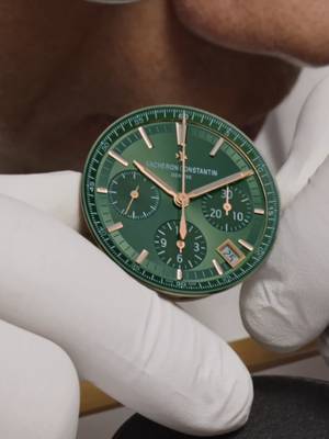 Artistry in Green and Gold  The Vacheron Constantin Overseas timepiece with its distinctive sunburst green dial is beautifully complemented by pink gold. The meticulous finishes, from the sunburst satin-finished center to the delicate velvet flange, create a captivating interplay of depth and light.  Designed for a dynamic lifestyle, these timepieces offer versatility, allowing for effortless adaptation to any look with three interchangeable options: a pink gold bracelet, green calfskin, or green rubber strap.  A glimpse through the sapphire caseback reveals the meticulously finished self-winding calibre, featuring an 18K pink gold oscillating weight adorned with the emblematic compass rose.  #VacheronConstantin #OneOfNotMany