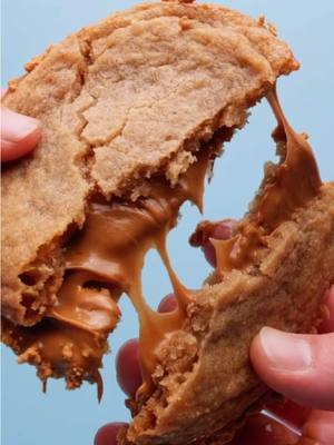 Biscoff lovers, this one’s for you 🤎 Dairy-free brown sugar chewie cookies + Biscoff cookie butter + Biscoff crumb topping = the Dairy-Free Biscoff Chewie-wich you’ve been waiting for. Grab yours in-store or order now—while it lasts. 🍪✨
