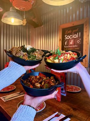 January just got a whole lot tastier 👀🥢 @MANS Market is here to help you beat the January blues with 50% OFF mains all month long 🔥 Think bold Asian flavours, proper comfort food and half-price mains from Sunday to Friday, all day. Yes please. ✨ How to redeem: Head to the Leeds Bucket List website, grab the deal and book in advance to claim 50% off mains this January. Dine-in only. T&Cs apply. January dining doesn’t get better than this 🥢💛 #leedsbucketlist #mansmarket #leedsfood #leedsdeals #januarydeals #leedseats #leedsfoodie #comfortfood *AD
