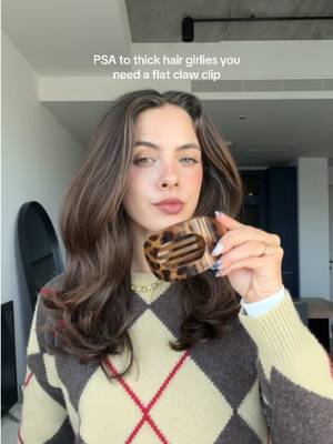 after years of trying a million claw clips I finally found one that works 🥳 #clawcliphairstyles #flatclawclip #tickhairstyles #easyupdos 