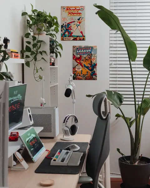 Added little more character to the space with some vintage DC comic art from @Displate  Love the quality of the metal posters and how easy it is to install. Another 10/10 gift from the gf ♥️ #desksetup #pcsetup #GamingSetup #homeoffice #officedecor 