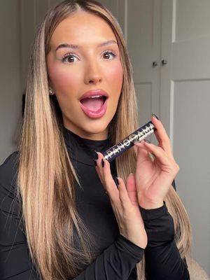 Grwm für einen special event 💙 Egal was ich trage, ich passe mein Makeup immer zu meinem Look an - heute mit den @L’Oréal Paris chromatic duos - einmal die blue suede mascara und die passenden kajalstifte dazu ✨ was sagt ihr zu meinem look? ich LIEBS!  #lorealparisch #lorealparis #ad #panoramachromatic