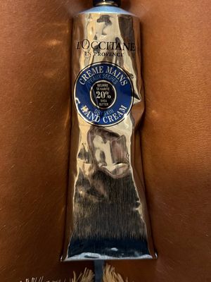 Dewy, glowy hands? SO CHIC! Thank you @LOCCITANE for saving my hands this winter 🌨️⛷️🧣🤍❄️ available @sephora #loccitanepartner