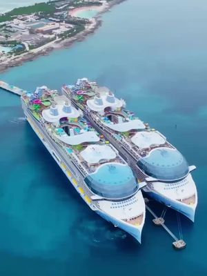 Three gamechangers in one place? 🤯 Star of the Seas made her first call to Perfect Day at CocoCay alongside her sister ship, Icon #StaroftheSeas #IconoftheSeas #PerfectDayatCocoCay #cruise #caribbean #vacation #familytrip