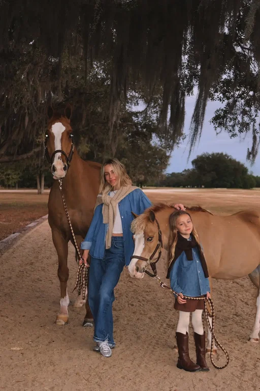 All the things I love in one photo… my family (Mads behind the camera), horses and denim. 🤎🧡🩷 #ocala #horsetok #horsejumping #horsegirl 