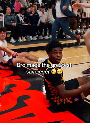 How did bro stay inbounds 🤯😳 #basketball #aau #madehoops #fyp 