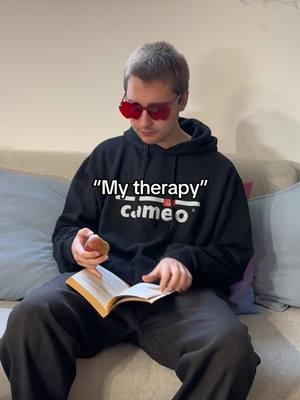 Sometimes all you need is a good book and a crispy apple 😌.