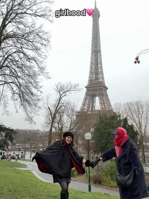 girlhood is dancing in the rain in Paris & sticking together no matter what happens 🫶🏻✨ #paris 