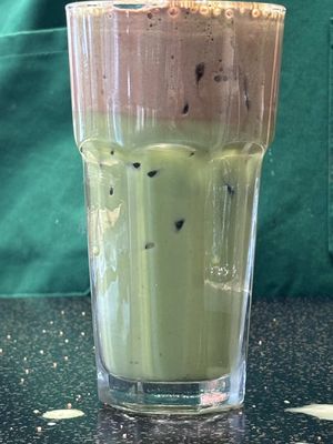 we heard you're obsessed with dubai chocolate…now it's yours in matcha form 💚 pistachio meets chocolate, the new iced dubai chocolate matcha. - on a entendu dire que vous adorez le chocolat Dubaï...vous pouvez maintenant le savourer sous forme de matcha💚 pistache + chocolat, le nouveau matcha glacé au chocolat Dubaï