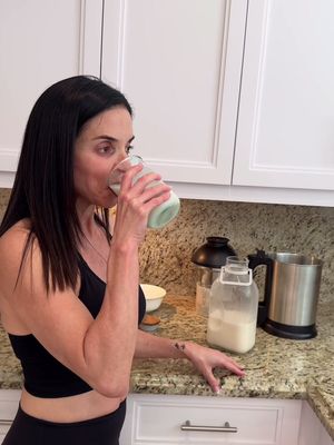 Starting the year with small habits that actually support how I want to feel ✨ After a workout, I love making fresh plant milk with ingredients I choose 🥛🌱 Almonds, oats, chia, no additives, no cartons & it takes less than a minute ⏱️🤍 Simple, intentional and something I genuinely enjoy adding to my routine @Almond Cow #almondcow #plantmilk #cleaneating #ad
