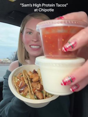 You can now order "Sam's High Protein Tacos" from the High Protein Menu in the Chipotle app👏🏻🌮 HOW EXCITING!! It’s my fav order: 3 crispy tacos, adobo chicken, light corn pico, fajita veggies, and 1/2 side sour cream + 1/2 side red chili tomatillo salsa for a total (510 cals + 39g protein) *calories in app reflect using the entire side of sour cream & salsa* #chipotlepartner #tacos #fastfood #order #protein