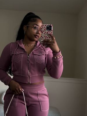 Pink has been my color lately  #pink#sweatpants#truereligion#truereligionjeans#fashion 