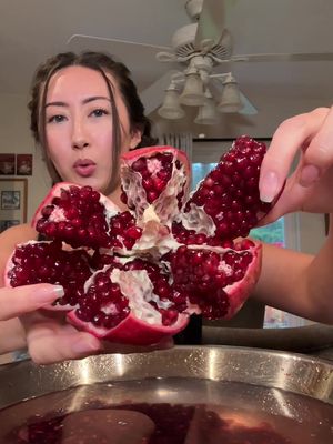 Pomegranate refill day!! yay!! I am 99% sure the rest of the pomegranates I have are NOT moldy 🙂 #pomegranateseason #pomegranategirl #peelingpomegranates #pomegranatearils #pomegranateasmr 