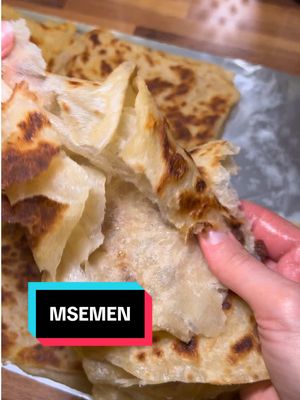 Msemen 🇲🇦 Pour environ 7 msemens :  - 300g de semoule extra-fine  - 100g de farine à « pizza » soit la T45 ou farine de gruau 00 - 1 CAC de sel  - 1 CAC de sucre  - QS d’eau à TA (on verse de l’eau progressivement jusqu’à avoir une boule de pâte. Elle doit être souple et non collante à la fin du pétrissage) Pour le pliage :  - un mélange de beurre et huile (60g de beurre fondu et 30g d’huile neutre) et 1 CAC de levure chimique  - De la semoule extra fine à saupoudrer sur le mélange beurre / huile  RÈGLE N.1 : il faut pétrir la pâte minimum 15 min. Elle doit être souple mais non collante et surtout élastique. Pour ça il faut un beau réseau de gluten donc on y va sur le pétrissage 💪🏼😁 RÈGLE N.2 : le repos. On laisse la pâte reposer 30min à 1h avant de la manipuler pour qu’elle soit bien détendu et qu’on puisse l’étaler très finement.  RÈGLE N.3 : du gras du gras et encore du gras. Y’a pas de régime ici, on mets du gras autant que nécessaire pour avoir un joli feuilletage (comme un croissant ou une pâte feuilletée, il y a autant de beurre 😁)  #msemen#morocco#algerianfood#Recipe#foodies 