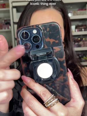 Huda just did the most iconic thing ever - omg this phone grip  #hudabeauty #newmakeup #hudabeautypowder #phonegrip #settingpowder @hudabeautyshop @Huda Beauty 