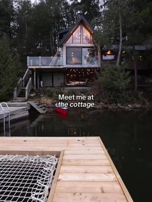 I heard we were talking about cottages. 🔗Link in bio to book 📍Muskoka, Canada 🔎"The Water’s Edge" #vrbo #vacationrental #cottagecore #muskokacanada #visitcanada  