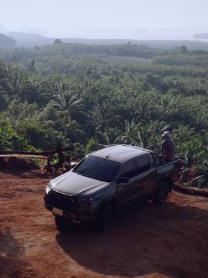 Stunning. And the view's not bad either. #TOYOTA #Hilux