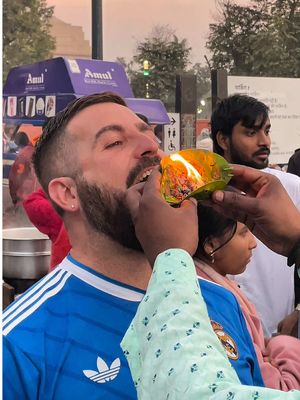 Probando cosas raras en India - Fire Paan  #india #firepaan #delhi #indianfood #comidacallejeraindia
