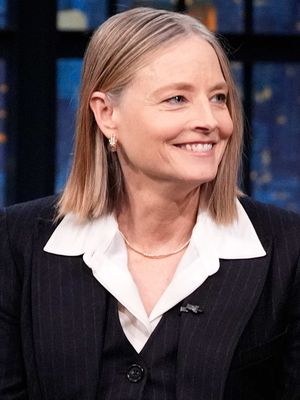Jodie Foster speaks French so well that the French forget she is American 😂