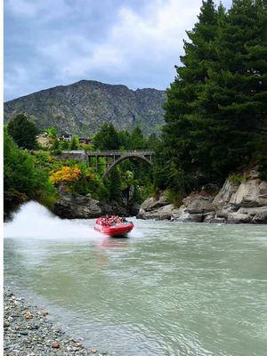 Bucket list Queenstown NZ experience 😍👇 🚤 Send this to your travel buddy! 💨 Did you know you can jet boat through the narrow Shotover River canyons at heart-racing speeds, just minutes from Queenstown? This bucket list New Zealand experience takes you racing past towering rock walls, rushing rapids, and impossibly tight turns—plus the famous 360° spins that make this one of the most thrilling experiences in New Zealand! 😱💦 DETAILS BELOW 👇 🏷️ Price: We paid around $100 USD per person with @shotoverjet ⏱️ Time: The ride lasts about 25–30 minutes (pure adrenaline!) 🧥 What To Bring: Warm layers, sunglasses, and secure shoes (you may get splashed!) Who would you ride the Shotover Jet with?! 🚤💙 IB: @The Lost Two (Claudia & Kaan) of courrrse  #queenstown #newzealand #bucketlistadventures #adrenalinejunkie #travelnz