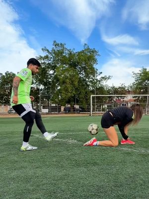 ¿con quién lo intentarías? @Rivaldios10 @gambetiti  #futbol #challenge #reto #amigos #gol 