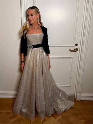 Come with us to style Sarah Jessica Parker’s hair for Golden Eve! What an honor 💙 Products used: The Dry Texture Spray  The Major Hairspray  The Wand #hair #sarahjessicaparker #goldeneve #sexandthecity #satc 