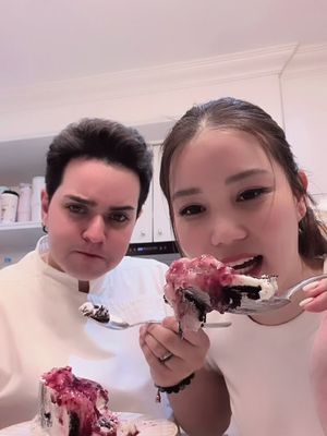 Probably the easiest way in making #cheesecake 🍰 บอกเลยว่าโยเกิร์ตรสสตอเบอรี่คู่กับ Oreo คือดีมากกก😌🥰😋 ไม่ต้องมีสุตรแค่ดู #PQReview 🫶🏻✨ #reels #viralcheesecake #japanesecheesecake 