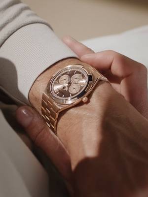 Refined style complemented by the technical sophistication of an ultra-thin movement The Overseas Perpetual Calendar Ultra-Thin in pink gold with a matching pink gold dial perfectly expresses the harmony of form and function. Encircling the dial, a minutes track is marked in blue, which serves as a subtle punctuation in the chic tone-on-tone aesthetic of the case, bracelet, sunburst satin-finished dial and matching pink gold moon-phase display. Technical mastery meets refined aesthetics in a watch dedicated to timeless elegance. #VacheronConstantin #OneOfNotMany