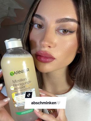 Wer von euch geht manchmal mit Makeup schlafen? Mit dem Water in Oil Mizellenwasser von @garnierdeutschland musst du das wirklich nicht mehr denn das Abschminken geht so schnell & einfach damit🫶🏽 Ist auch sanft! Dankt mir später💛 #GarnierCh #ad #micellar #skincare #beautyhacks