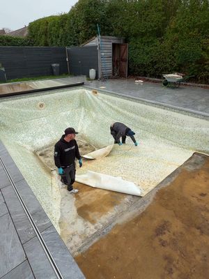 Cutting out this faded liner ready for a new one this week 🤙🏼 #thep00lguy #hollayaboy #satisfying #swimmingpool 