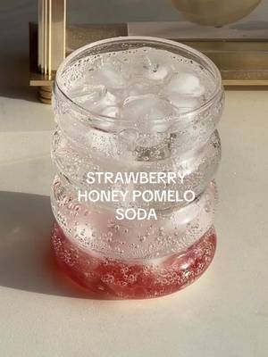 strawberry honey pomelo soda 🍓🫧🍊 recipe: 〰️strawberry jam 〰️ice 〰️honey pomelo soda #homecafe #refreshingdrink #aestheticdrinks #soda 