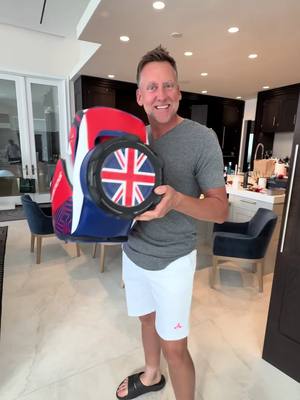 Attention to detail✍️ @IanJamesPoulter reacts to our 2026 hand-painted golf bags🎨