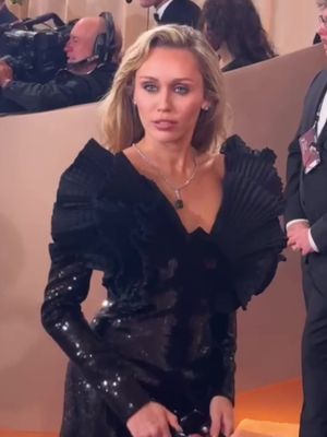 fierce is fierceee miley 🖤🖤🖤 #MileyCyrus #GoldenGlobes 