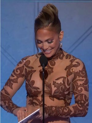 Jennifer Lopez presents the #GoldenGlobes award for Best Male Actor – Motion Picture – Musical/Comedy. 