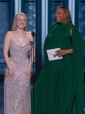 Dakota Fanning and Queen Latifah hand out the award to the "queen of this year's drama" 👑 (a.k.a Best Female Actor – Television – Drama) #GoldenGlobes