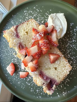 Over the past year, as I’ve been working toward Polish citizenship for my kids and myself, I’ve been quietly cooking my way through more Polish food at home. This simple piaskowe ciasto z owocami felt like the perfect place to start — a tender yogurt cake with berries and buttery streusel. Served with sour cream for me and John, powdered sugar for the kids. Recipe from @Books and Bagels (Laurel Kratochvila‘s) Dobre Dobre cookbook. #polish #baking #polishgirl #EasyRecipe #cake