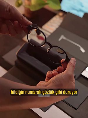 SEÇİM KAZANDIRAN GÖZLÜK ÇIKMIŞ...  Bu videoda gördüğümüz Even G1 gözlüğü, teknoloji dünyasında “yok artık” dedirten cinsten bir alet. Hani o filmlerde gördüğümüz, gözünün önünde yazıların aktığı sahneler var ya? İşte o artık gerçek oldu agalar. Dışarıdan bakınca dümdüz, hatta biraz da “numaralı gözlük” gibi duran bu cihazı taktığınız an işler değişiyor ve bildiğin Black Mirror evrenine giriş yapıyorsunuz. Özellikle öğretmenler, sunum yapanlar ve tabii ki prompter kullanmayı seven siyasetçiler için birebir bir icat. Telefonundan metni yüklüyorsun, karşı tarafla göz teması kurarken camın içindeki yeşil ekrandan şakır şakır okuyorsun. Kimse senin kopya çektiğini anlamıyor, herkes seni doğaçlama konuşuyor, konuya aşırı hakimsin sanıyor. Tam bir “siyasetçi paketi” olmuş anlayacağınız, artık kağıttan okuma devri kapanıyor. İşin daha da garip yanı, sadece okuma işi de değil; simültane çeviri özelliği de var. Yabancı birisi karşında konuşurken anlık olarak çevirip gözünün önüne altyazı düşürüyor. Bildiğin gerçek hayatı altyazılı izliyorsun. Gelecek ay herkesin konuşacağı bu teknolojiyi şimdiden görün istedim. Yurt dışından getirebilen varsa haber etsin, paramızla rezil olmayalım alalım bi tane! Profilimdeki linkte Spunkram Library’i inceleyebilirsin! Bu tarz videolar gelsin diyorsan videoyu beğenip, takip etmen lazım!