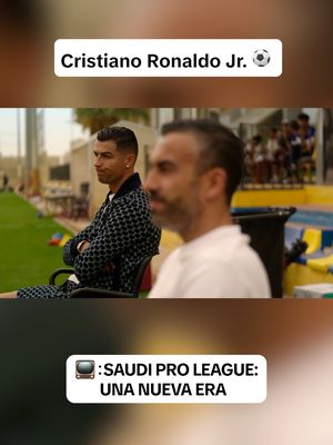 Cristiano viendo a Cristiano Jr. entrenar. 😮‍💨 ¿Será que tenga la misma hambre de victoria que su papá? 🔥🤩 #CristianoRonaldo #Fútbol #SaudiProLeague #CR7 #CristianoRonaldoJr.